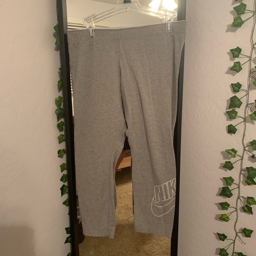 nike grey cropped leggings!